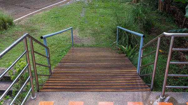 Retours d'expériences : Erreurs courantes à éviter lors de la construction d'un escalier en pente